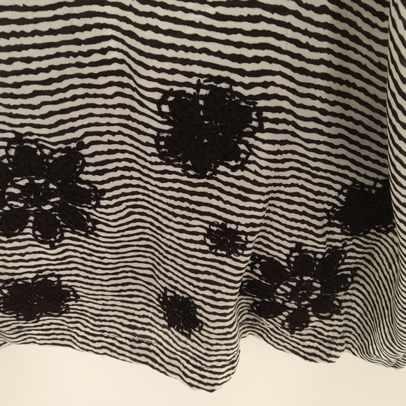 TOFFE APPLE PLUS SIZED WOMEN’S SLEEVELESS TOP - Picture 3 of 4